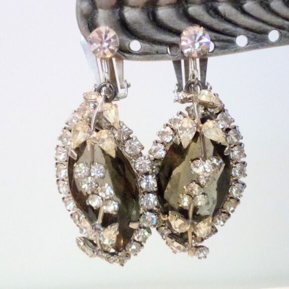 Vintage Smokey and Clear Rhinestone Floral Design Bracelet Earring Demi Set - Picture 4 of 6